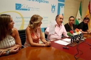 El alcalde muestra el Plan Local de Emergencia por Incendios Forestales