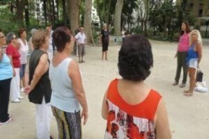 Actividades de ocio saludable para los mayores en el parque María Cristina