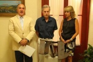 Firmado el acta de donación a la ciudad de dos esculturas de Jaime Pérez Ramos