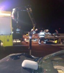 Rescatan a tres implicados en un accidente en la A-7, uno de ellos salta 12 m al río Guadiaro