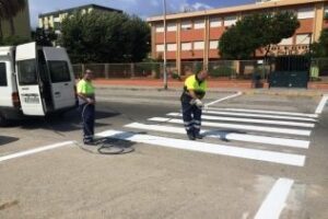 Acometido el repintado de los pasos de peatones cercanos a colegios