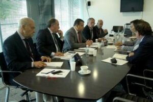 Antonio Sanz se reúnen con empresarios en la Cámara de Comercio