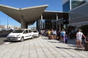 Un taxista algecireño sufre un mordisco por parte de un conductor pirata