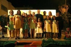 El alcalde corona a las reinas de la velada de Cortijo Vides