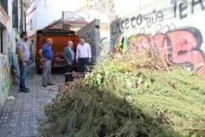 El Ayuntamiento limpia y cierra una parcela ubicada en el Callejón de Escopeteros