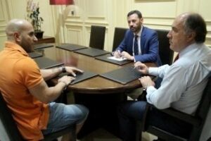 El alcalde felicita a Adil Barini por su trayectoria deportiva en el mundo del culturismo