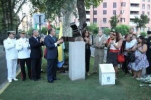El alcalde inaugura el Monumento a la Concordia junto a familiares de las víctimas algecireñas del terrorismo