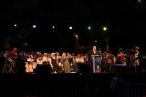 El alcalde lee oficialmente su bando llamando a los algecireños a vivir Entremares con alegría