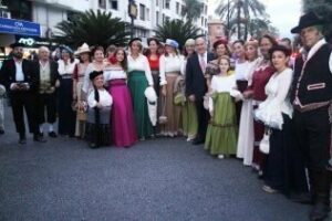 El II Pasacalles de las Culturas del Estrecho llena de colorido las calles