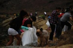 Barrio Vivo y Agaden organizan una recogida de basura en el parque del Centenario