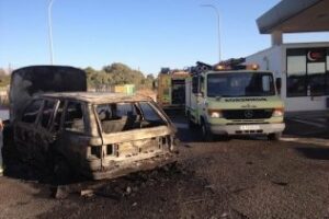 Se incendia un todoterreno mientras repostaba