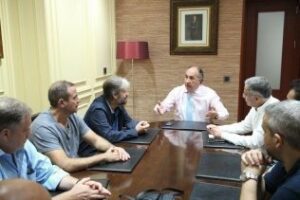 Landaluce recibe a los trabajadores de la empresa SAM Algeciras