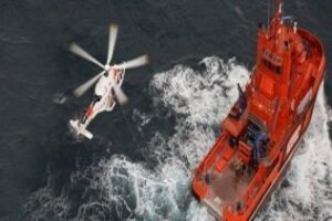 Buscan dos pateras con diecisiete inmigrantes en aguas del Estrecho