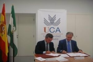 El Consorcio de bomberos y la UCA firman un convenio de cooperación en formación y divulgación
