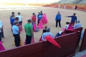 José María Soler ofrece una clase práctica a aficionados en la Escuela Municipal de Tauromaquia