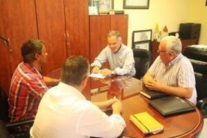 Muñoz se reúne con Radio Taxi para tratar la seguridad y las paradas habilitadas