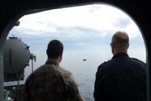 El patrullero Serviola localiza una patera con 25 inmigrantes