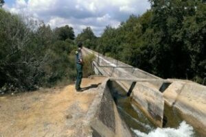 Rescatadas dos personas y un perro que cayeron a un acueducto mientras paseaban