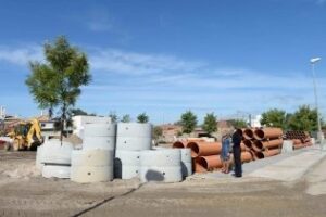 De la Torre y Pajares visitan las obras para la renovación de las conducciones de agua en la calle Tres Forcas