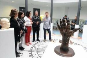 Ruiz inaugura la exposición Los efectos especiales fantástikos" de Daniel Postigo