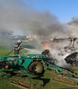 Bomberos sofocan un incendio de un tractor en el Club de Polo de Sotogrande