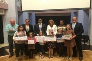 Laura Ruiz entrega los diplomas del concurso de relatos de terror