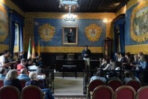 Alumnos de un instituto de Francia visitan el salón de plenos del Ayuntamiento