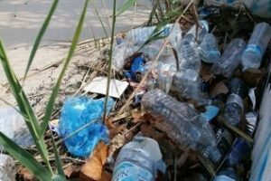 Vecinos del Saladillo denuncian falta de limpieza en el Polideportivo Municipal Juan López de Hita