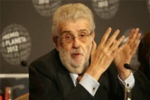 El Ayuntamiento acuerda dedicar la Feria del Libro a José Manuel Lara Bosch