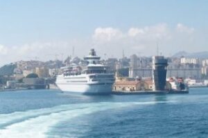 Las Autoridades encuentran a menores tratando de saltar al techo un barco de Algeciras