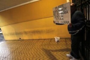 Un algecireño se encadena a las puertas de Emalgesa para denunciar la subida del agua