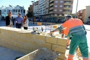 Parques y Jardines continúa la instalación de letreros de granito blanco en barriadas