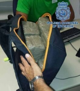 Incautados 4,1 kilos de hachís en una maleta "al ver al propietario fumar un porro"