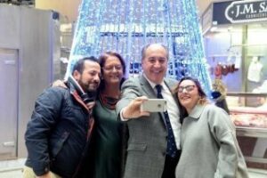 Abierto el concurso de selfies con el nuevo árbol de Navidad del Mercado Ingeniero Torroja
