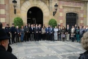 Autoridades y ciudadanos guardan un minuto de silencio por los policías asesinados en Kabul