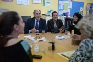 Landaluce comparte desayuno navideño con las madres del infantil Gloria Fuertes"