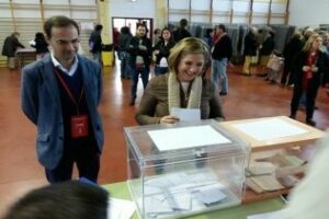 La presidenta de la Diputación, Irene García ejerciendo su derecho a voto