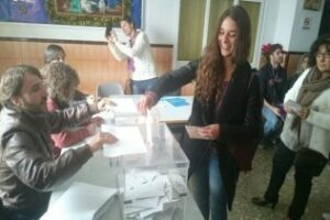Noelia Vera, número 1 de Podemos por la provincia vota en el Puerto