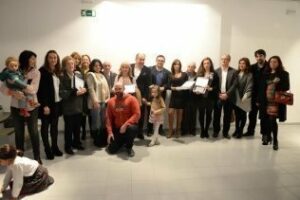 La exposición de trabajos con latas se muestra desde hoy en la sala de Caja Sur