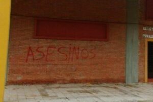 Incómodas: La plaza de toros amanece con pintadas de "Asesinos"