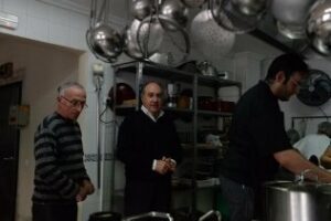 El alcalde felicita la navidad a voluntarios y usuarios del comedor Padre Cruceyra"