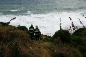 (VIDEO) Rescatado un joven de 28 años tras caer su coche 20 metros por la carretera de El Faro