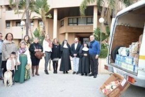 Vecinos de Pelayo entregan alimentos al asilo San José