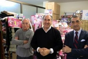 Entrega de juguetes recogidos por Onda Algeciras a Cáritas