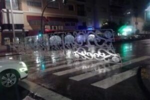 Un gran adorno navideño cae sobre un paso de peatones en Fuerzas Armadas