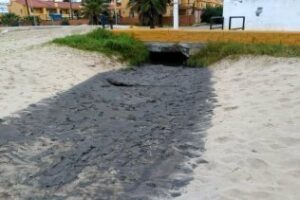 IU reclama actuaciones a Emalgesa contra los vertidos en la playa del Rinconcillo