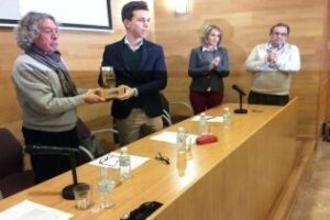 Entrega a Pedro Delgado del VII Premio José Luis Tobalina" de relatos periodísticos