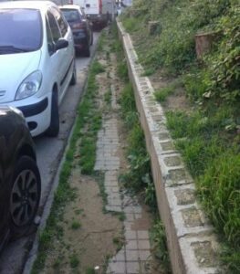 Manuel de Falla denuncia la falta de acerado en un tramo de la calle Enrique Granados