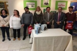Ros entrega los premios a los ganadores del concurso fotográfico para la protectora de animales