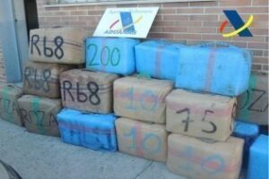 Cinco detenidos por su presunta implicación en un alijo de hachís a través de la playa del Levante